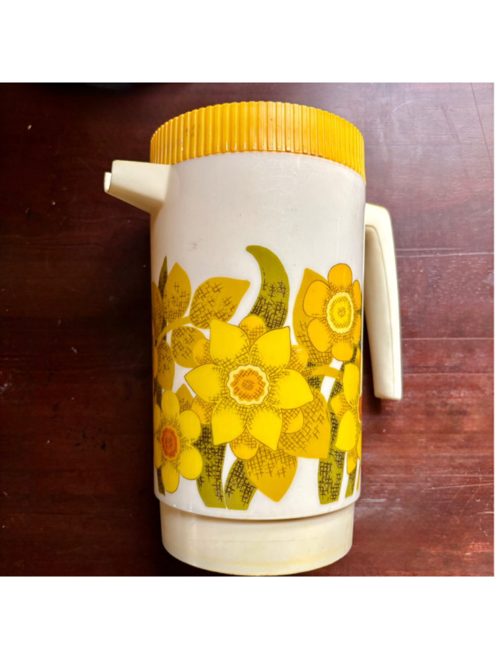 Vintage 70s daisy pattern pitcher
